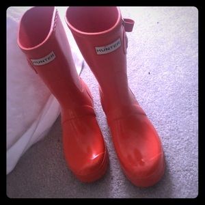 Short gloss orange Hunter boots.